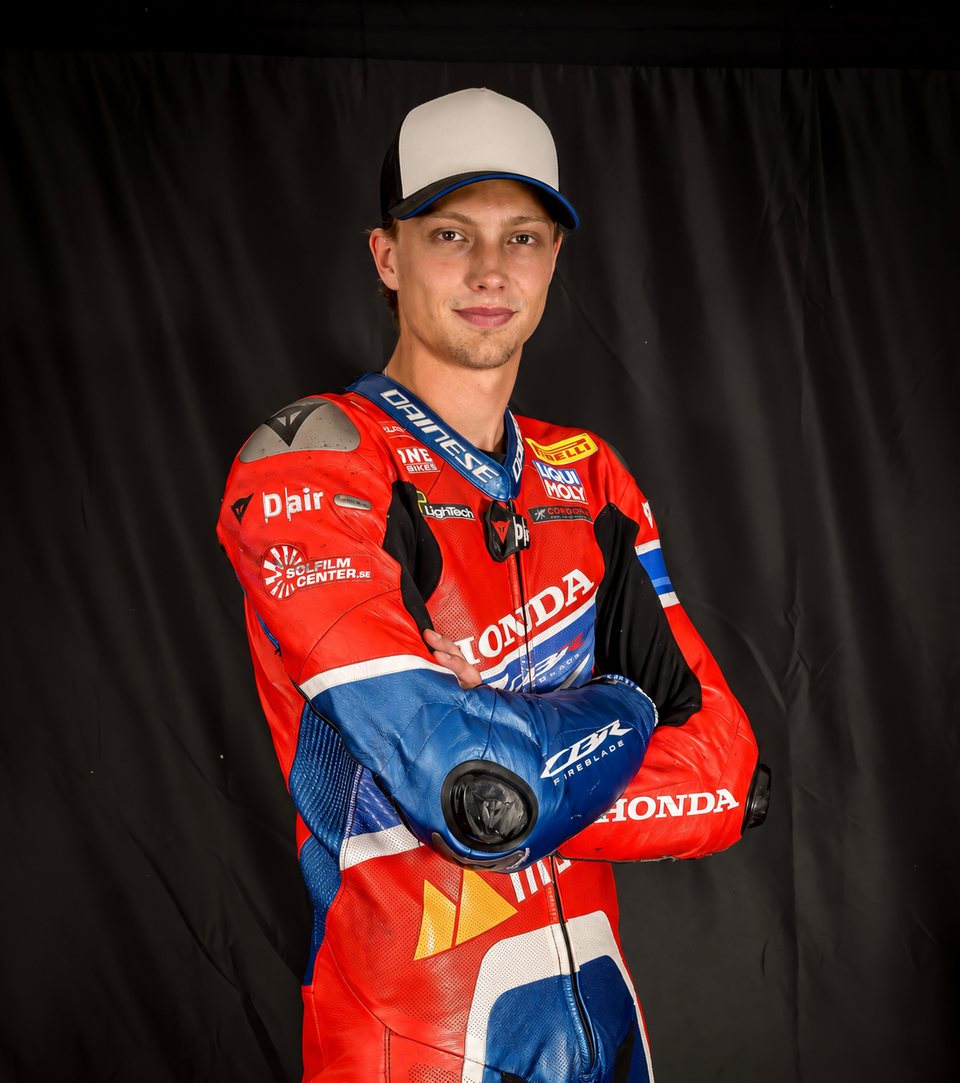 Carl-Johan Stigefelt i teamets röd-blå Honda-ställ